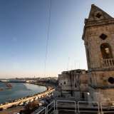 Si tratta di storie di una Bari dimenticata, che continua per� a vivere grazie al suo testimone: un campanile che si staglia imponente sul mare da pi� di trecento anni